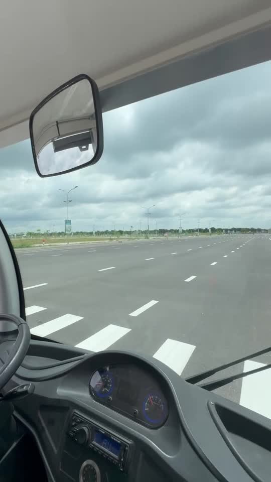 Video POV chạy xe trên đại lộ nội khu