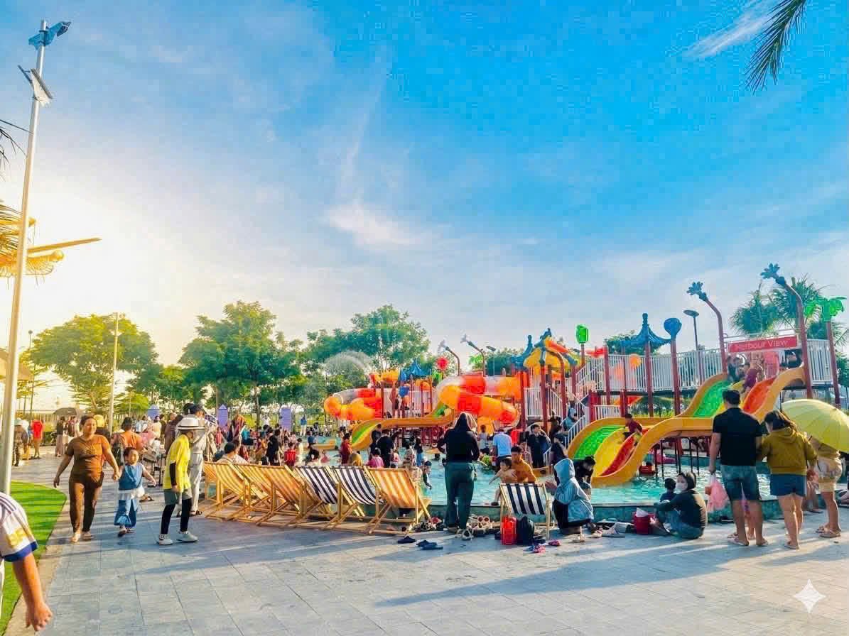 Công viên nước Harbour View đông kín gia đình vui chơi