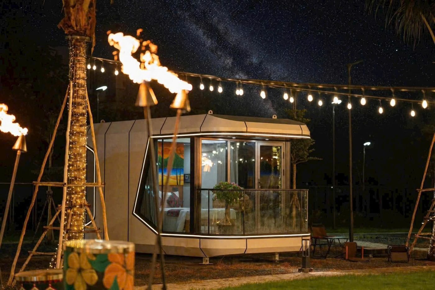 Đêm lửa trại với đuốc và đèn dây tại khu camping