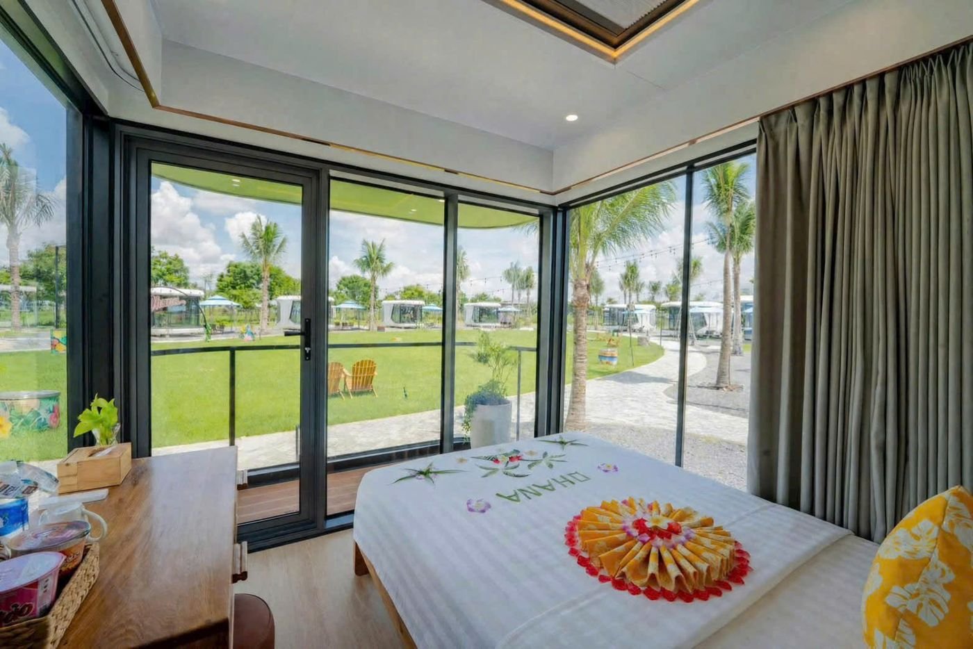 Phòng ngủ capsule với kính panorama nhìn ra vườn