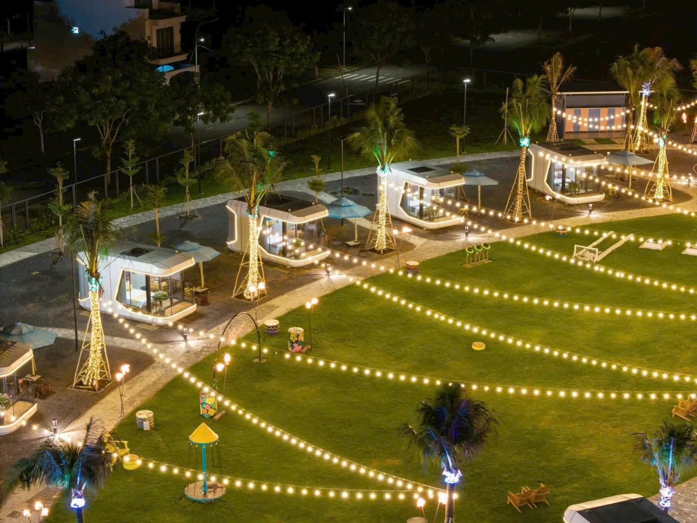 Khu camping Harbour View thắp đèn rực rỡ về đêm